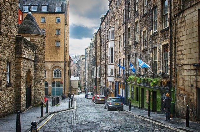 best cities in the UK for expats to live in - Edinburgh